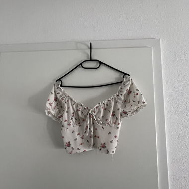 Crop tops with floral pattern