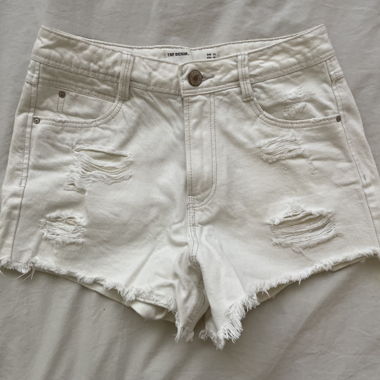 Shorts en denim blanc avec déchirures