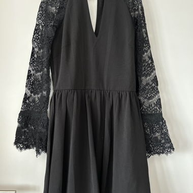 Schwarzes Kleid mit Spitze von Lipsy London