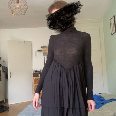 Abito nero con collo alto da designer