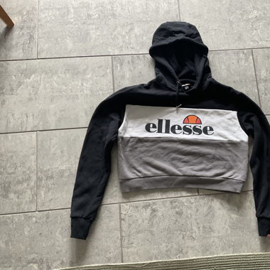Kurzer ellesse Pullover mit langen Ärmeln