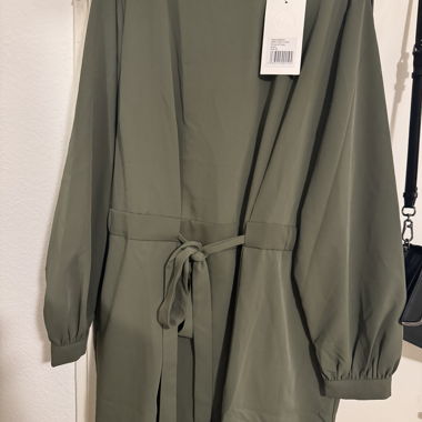Neues khakifarbenes Kleid mit Gürtel – Größe 54 