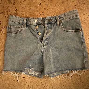 Kurze Jeanshose