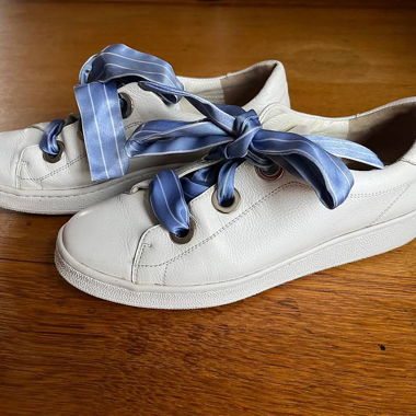 Sneakers bianche con nastro di raso
