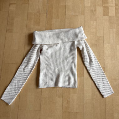 Maglione a spalle scoperte in maglia costine