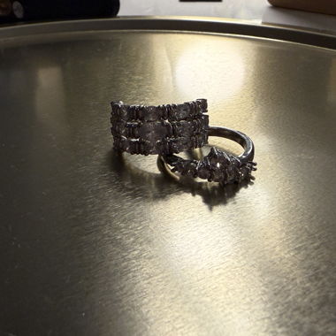 Anello a grappolo di cristalli