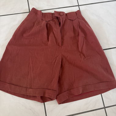 Rote High-Waist-Shorts
