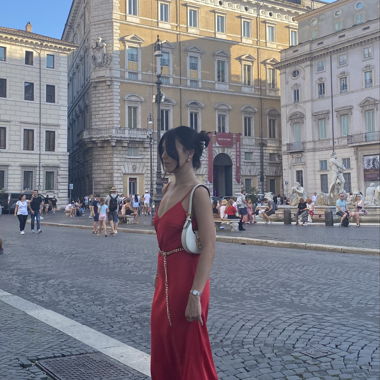 Abito lungo rosso con spalline sottili