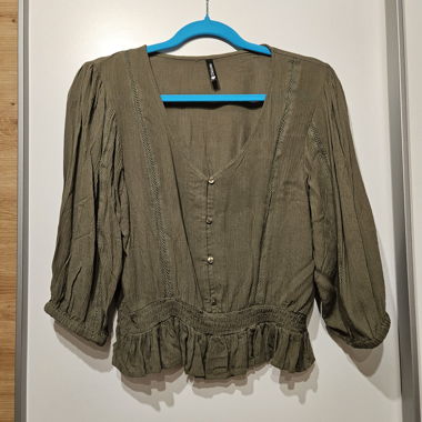 Blouse with mid-length sleeves