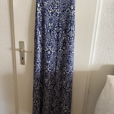 Lange ärmellose blaue Robe