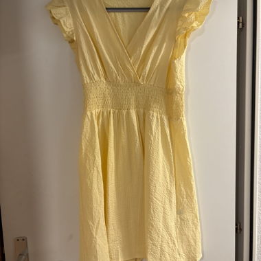 Robe d'été jaune avec volants