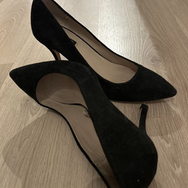 Schwarzer Wildleder-Pumps