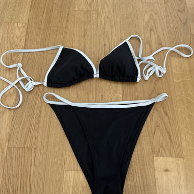 Schwarzes Bikini mit weissen Details