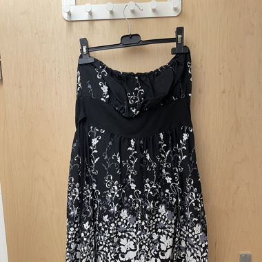 Blumiges schulterfreies Sommerkleid