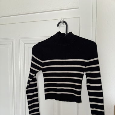 Pull col roulé à rayures 