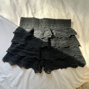 Schwarzer Spitzenrock-Shorts