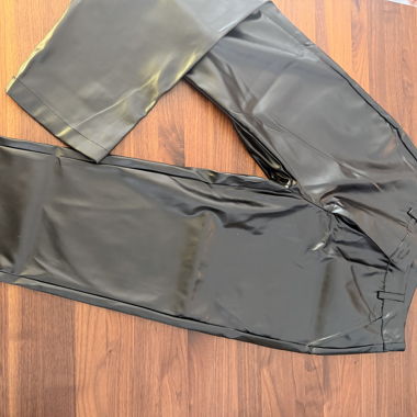 Pantaloni neri in similpelle