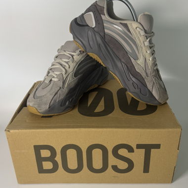 Yeezy Boost 700 V2 Adidas Tephra