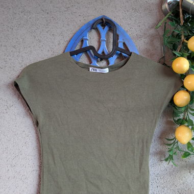 T-shirt cropped verde oliva ZARA