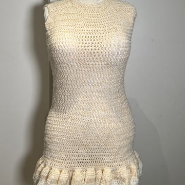 Robe courte en crochet crème avec ourlet à volants.