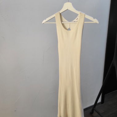 Abito midi in maglia a coste senza maniche di MNG in crema