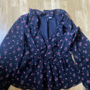 Bluse mit Blumenmuster im 70er-Stil