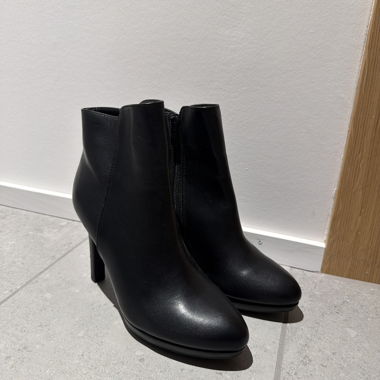 Schwarze Stiefeletten mit Absatz