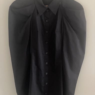 Schwarzes Hemdkleid mit Puffschultern