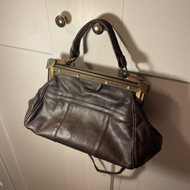 Sac à main vintage en cuir marron avec armature