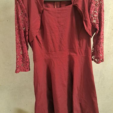 Abito bordeaux con maniche in pizzo