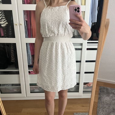 weisses Spitzenkleid