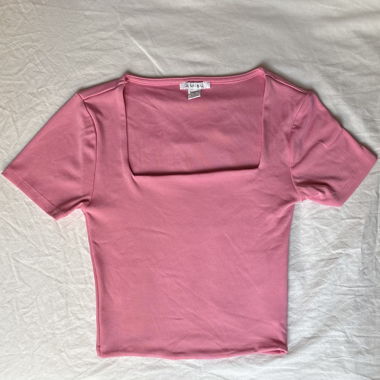 T-shirt rosa con scollo quadrato