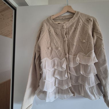Gilet en maille beige avec volants