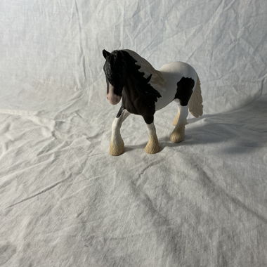 Statua di cavallo pezzato
