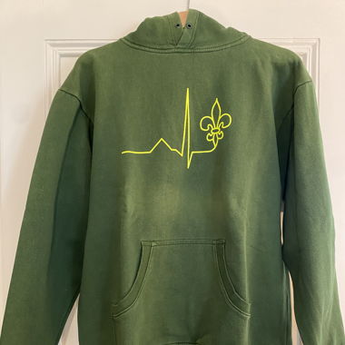 Sweat à capuche vert avec motif scout