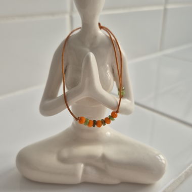 Armband aus Kordel mit orangefarbenen Perlen