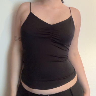 Top nero con spalline sottili