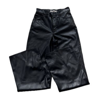 schwarze levi’s hose aus kunstleder