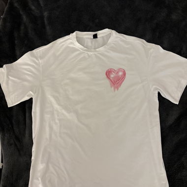 T-shirt bianco con stampa a cuore