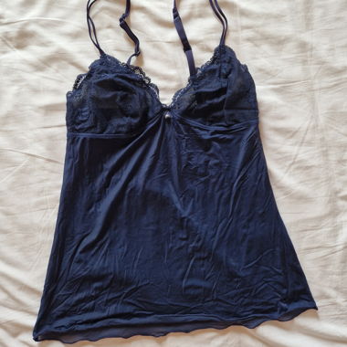 Haut de lingerie en dentelle bleue