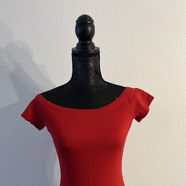 enges rotes Kleid
