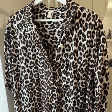 Chemise crop satinée léopard 