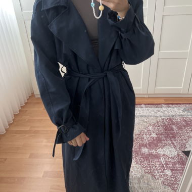 Dunkler Trenchcoat