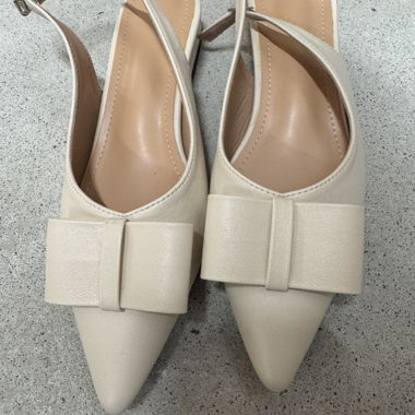 Beige Slingback Pumps mit Schleife