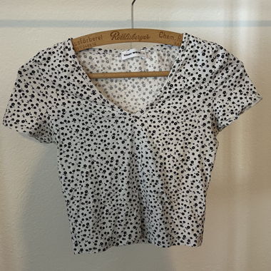 crop top bianco con motivo floreale nero