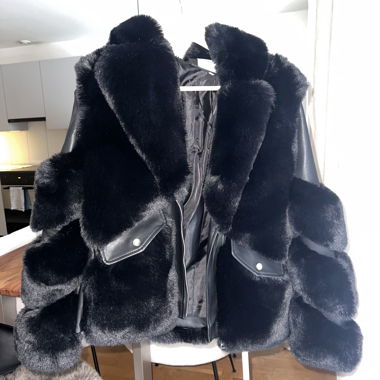 Giacca nera in ecopelliccia con similpelle – Taglia S
