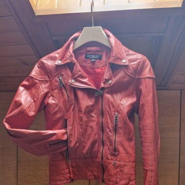 Veste en cuir rouge
