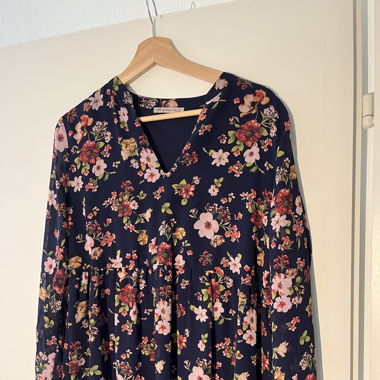 Geblümeltes kurzes Kleid