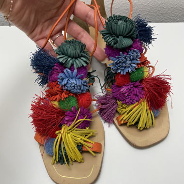 Sandales à pompons colorés