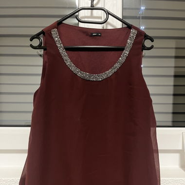 Dunkelrote Bluse 